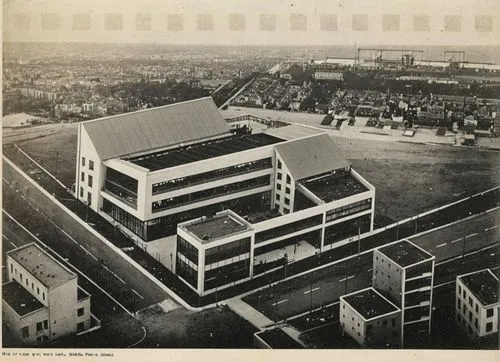 un edificio ubicado en una ciudad, su arquitectura esta basada en el constructivismo ruso.,an old pograph of the building in which the gym is housed,docomomo,tschumi,bauhaus,lasdun,hejduk,model years 