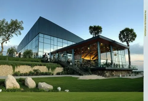 DISEÑO EXTERIOR DE UN RESTAURANT PARA UNA NAVE INDUSTRIAL, TERRAZAS PARA AREA DE COMENSALES YTERRAZAS CON MUROS DE PIEDRA ESCALONADOS, CON MUROS DE PIEDRA, PERSONAS EN LA ESCENA CAMINANDO,CESPED, VENT