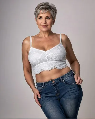 Mollige 50-jährige kurvige Frau in (hautengem Leibchen betont, hautenge zerrissene Jeans zeigen erstaunlich glatten Bauch und kurvigen Po: 1.0), Profilansicht Ganzkörperporträt,plus-size model,menopau