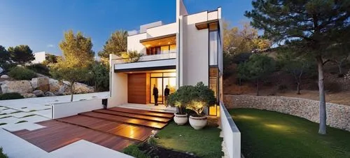 DISEÑO EXTERIOR DE CASA ESTILO MINIMALISTA, CON MUROS CON CANTERA GRIS, EN COMBINACION CON MUROS DE COLOR BLANCO Y GRIS, PLANO CINEMATOGRAFICO, CORRECCION DE ERRORES,a modern house sits in the grass a