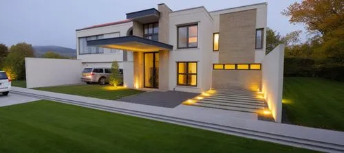 DISEÑO EXTERIOR DE UNA  CASA RESIDENCIAL, CON UNA TECHUMBRE SOPORTADA CON TENSORES DE ACERO A ELEMENTOS DEL ACCESO PRINCIPAL, PLAFON CON LUZ, PARA ACCESO PRINCIPAL. ,modern homes at dusk with white va