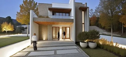 DISEÑO EXTERIOR DE CASA ESTILO MINIMALISTA, CON MUROS CON CANTERA GRIS, EN COMBINACION CON MUROS DE COLOR BLANCO Y GRIS,VENTANAS DE ALUMNIO CON CRSITAL, PLANO CINEMATOGRAFICO, CORRECCION DE ERRORES,a 