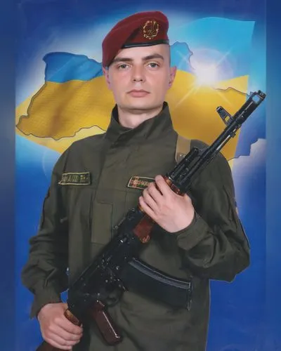 a man holding a gun next to a po,yandarbiev,oleksandr,dmitrij,shtalenkov,aleksandrov,danchenko,matejovsky,aidar,ilchenko,bakiev,serdyukov,ensign of ukraine,berezutskiy,arkhipov,velikov,tishchenko,anyu