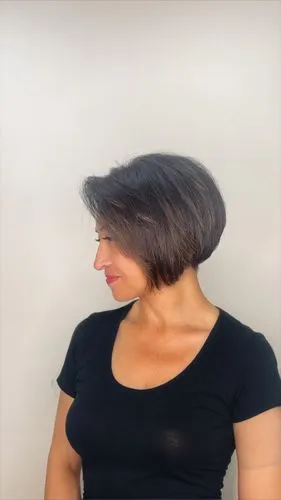 https://www.promeai.pro/design-ideas-ai-details/582243345319045-Borrar%20y%20Reemplazar-by-RAUL%20ROA,a woman with gray hair is sitting down and looking to her left,pelo,enza,shoulder length,shorthair